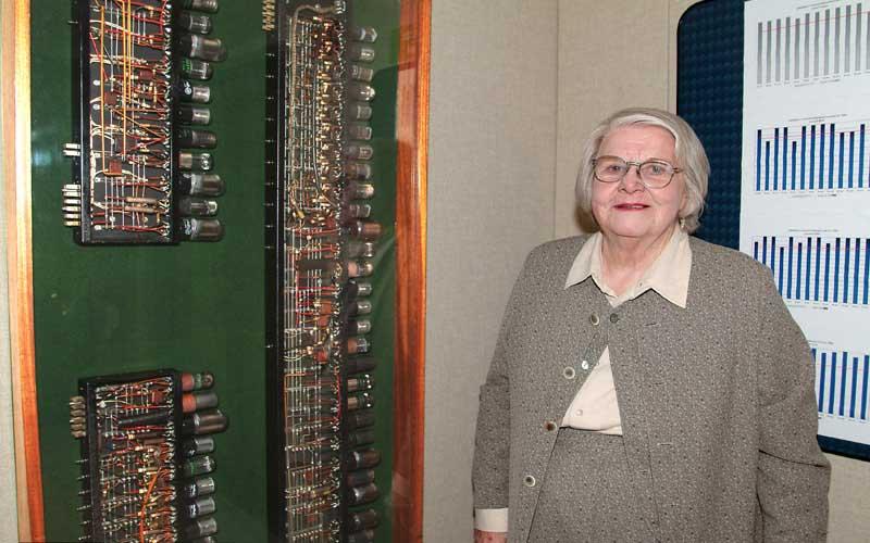 琼 Jennings Bartik站在ENIAC十年期环计数器前.S. 位于马里兰州阿伯丁试验场的陆军军械博物馆. (美国陆军研究实验室阿伯丁试验场Robert Sheroke提供.) 