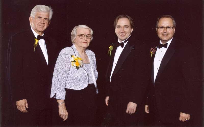 琼，我是Linus Torvalds, Bob Metcalfe和John C. 大声叫喊 | 琼在1945年作为开创性的ENIAC计算系统的第一批程序员之一获得了CHM Fellow奖, 并在将ENIAC系统转变为第一批存储程序计算机之一的过程中提供了进一步的帮助.左:约翰C. 大声叫喊. 中左:莱纳斯·托瓦兹. 中右:琼 Jennings Bartik. 右:鲍勃·梅特卡夫.  (由博士提供). Jon Rickman，和记棋牌娱乐信息技术副校长.) 