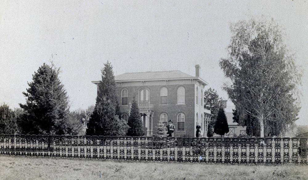A photograph of the 憔悴的 family home, circa 1889, with the lawn's original cast-iron fence.