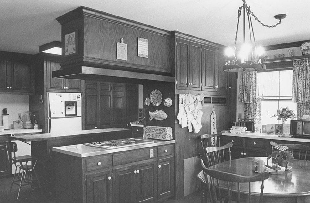 A photo of the kitchen and expanded breakfast room in the 憔悴的房子, circa 1965.