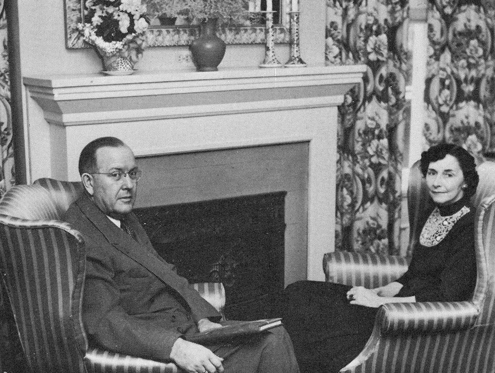 总统J.W. 琼斯 and first lady Mildred 琼斯 are seated in the living room of the 憔悴的房子.