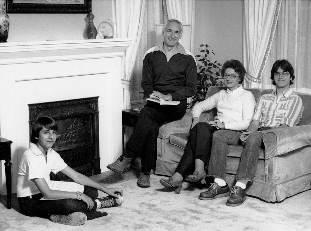 The 欧文斯 family poses for a photo in the 憔悴的房子 living room.
