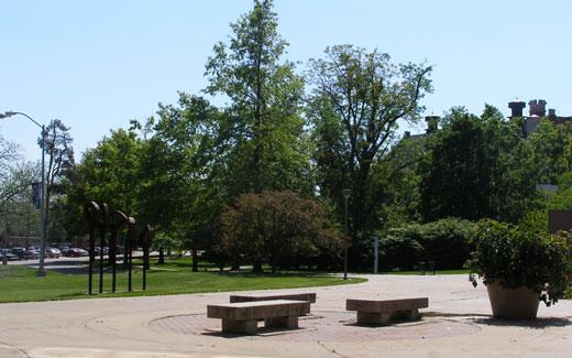 许多校友通过将一棵纪念树献给一位学生来支持和记棋牌娱乐植物园, a professor, a staff member or loved one.