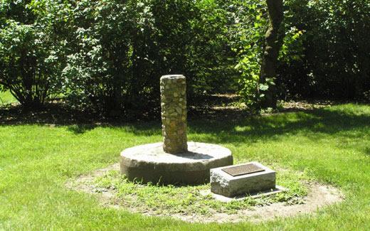 A sundial was presented by J.R. Brink to the Northwest State Teachers College in 1928.  The daughters of Brink restored the Sundial in 1964.  “影子钟”位于冈特小径上冈特屋的北面.  它是由一种被称为“布尔斯通”的法国硅质岩石和诺达威县的鹅卵石制成的.  布赫斯通最初于1848年从法国运来，并在圣. Louis, Mo.