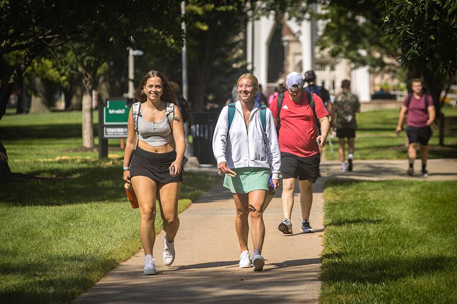 Northwest students cross the main campus in Maryville during the first day of fall classes in August. (Photo by Lauren Adams/<a href='http://new.wolaipei.com'>和记棋牌娱乐</a>)