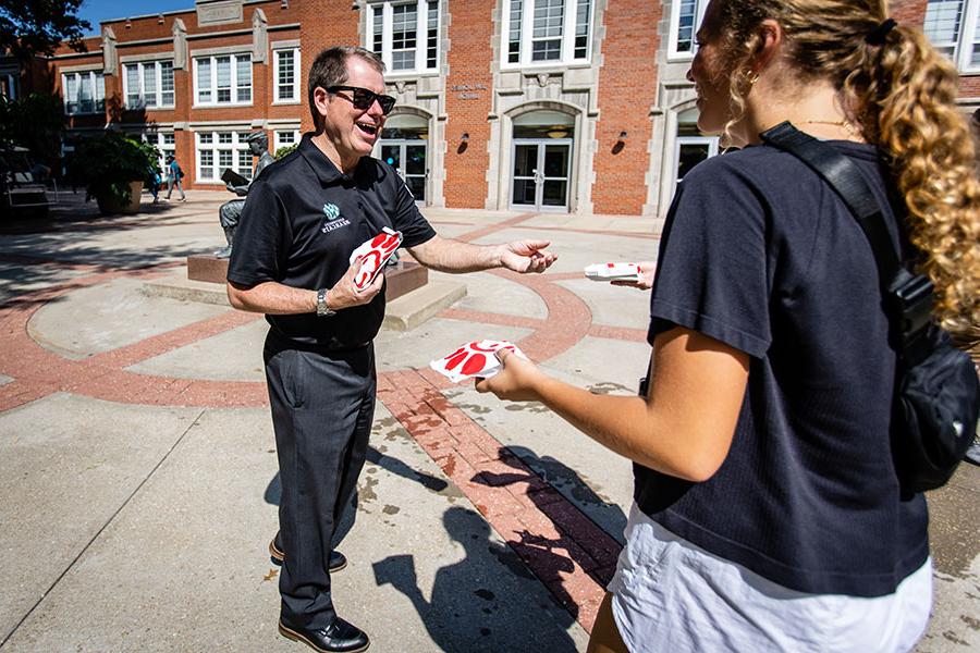 总统 Tatum handed out Chick-fil-A sandwiches to 学生 during the first day of classes on the Northwest campus in August. (图片来源:Lauren Adams/<a href='http://new.wolaipei.com'>和记棋牌娱乐</a>)